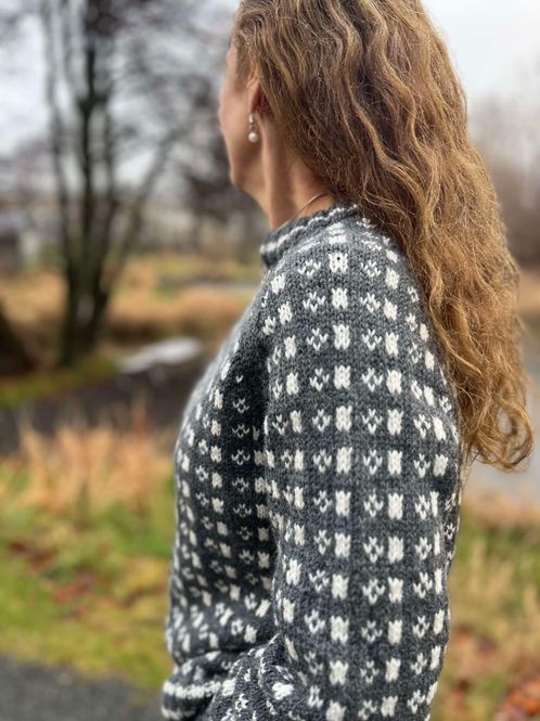 Hovedbilde Is-genser, mørk grå (oppskrift)