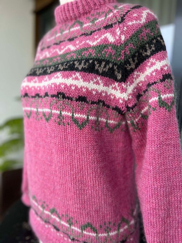 Randholm-genser, rosa - Ferdigstrikka