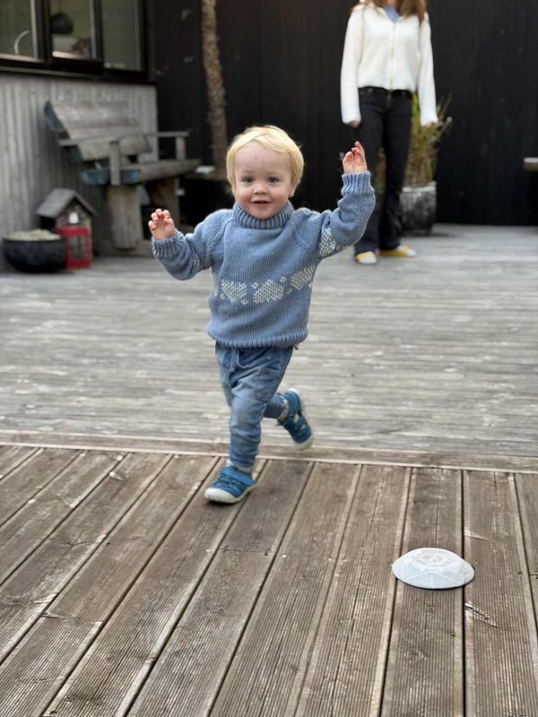 Julekorg-genser, blå (strikkepakke)