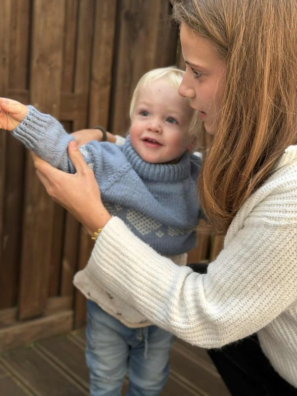 Julekorg-genser, blå variant - Ferdigstrikka